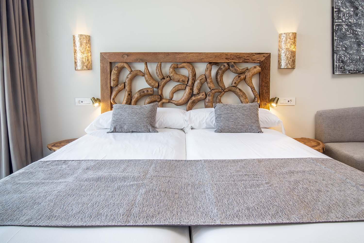 Zahara Beach & Spa By Qhotels - Adults Recommended Zahara de los Atunes Quarto foto A bed with a wooden headboard