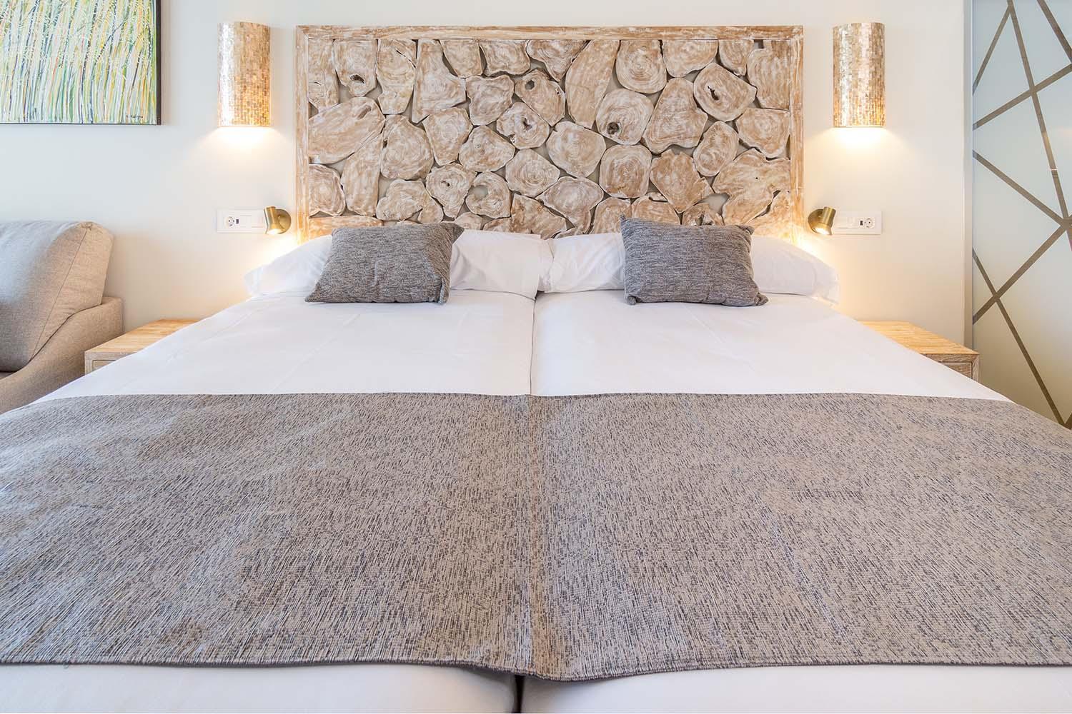 Zahara Beach & Spa By Qhotels - Adults Recommended Zahara de los Atunes Quarto foto A bed with a bed valance