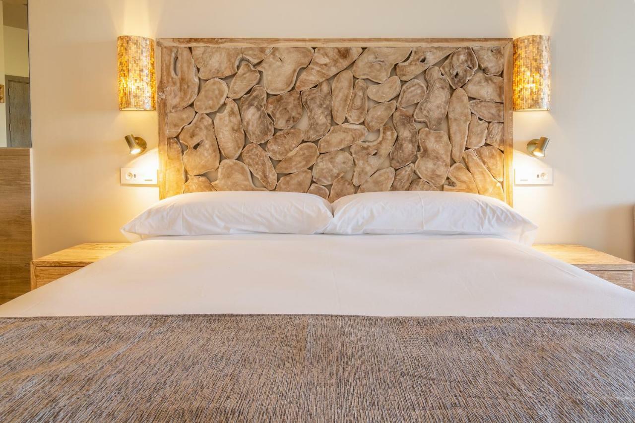 Zahara Beach & Spa By Qhotels - Adults Recommended Zahara de los Atunes Exterior foto A bed with a headboard